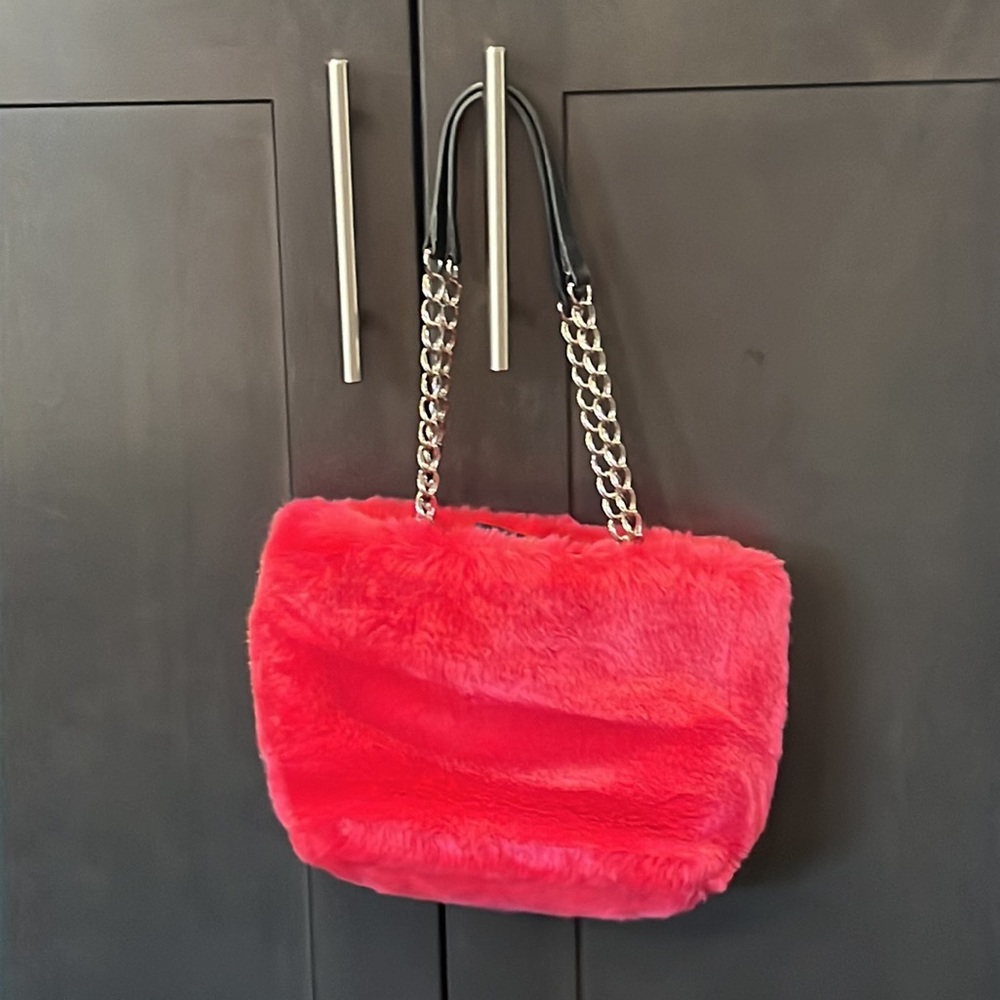 Amanda Smith Hot Pink Purse. Has chain and vegan leather with a snap closure